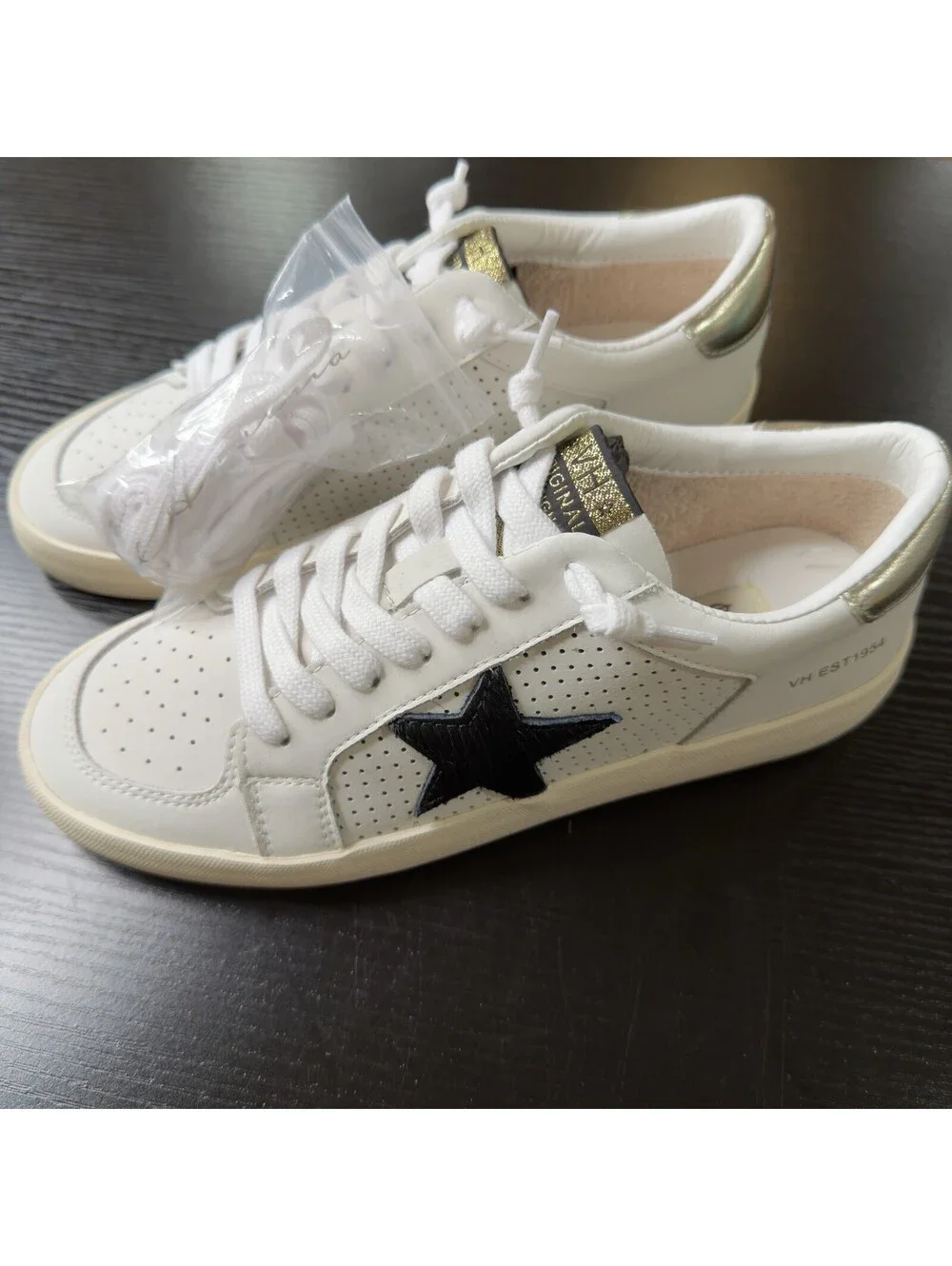 Size 7 Vintage Havana VH Whilte Silver Star Women’s Sneakers  Est. 1954 Nwt